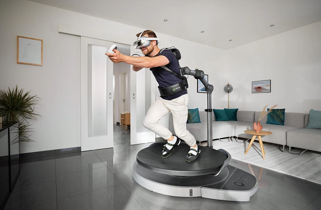 ورود تردمیل واقعیت مجازی Virtuix Omni One به بازار پس از سال‌ها انتظار